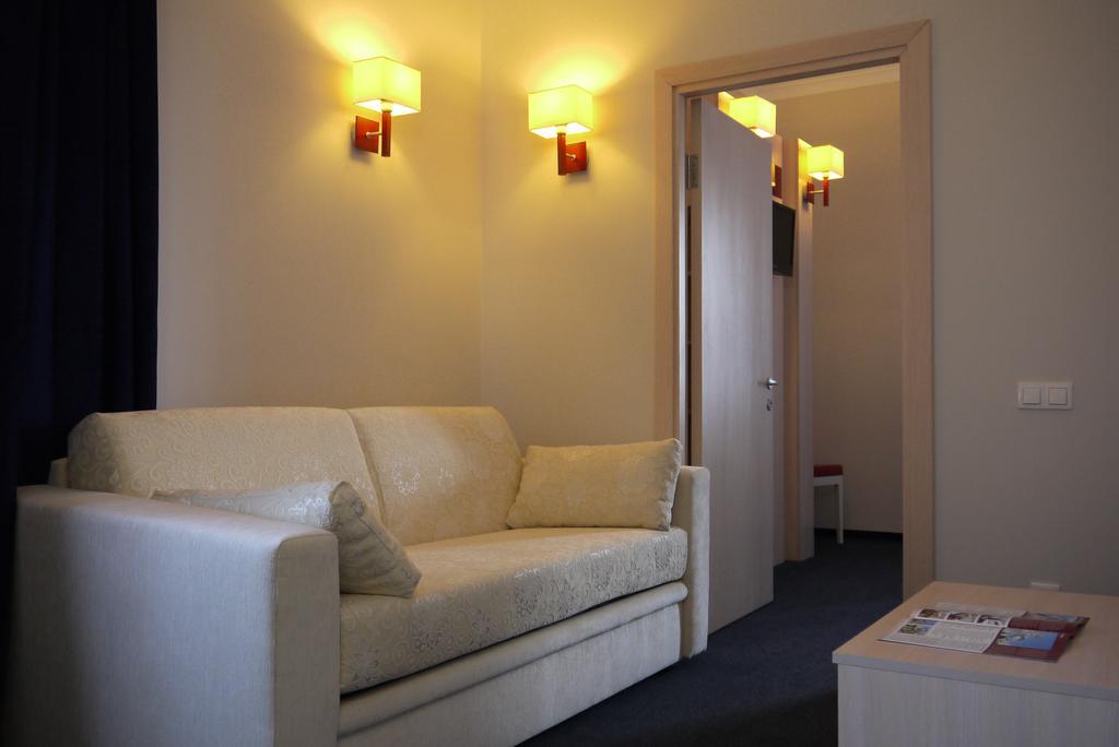 Hotel Optima Pochayiv Pochaiv Habitación foto